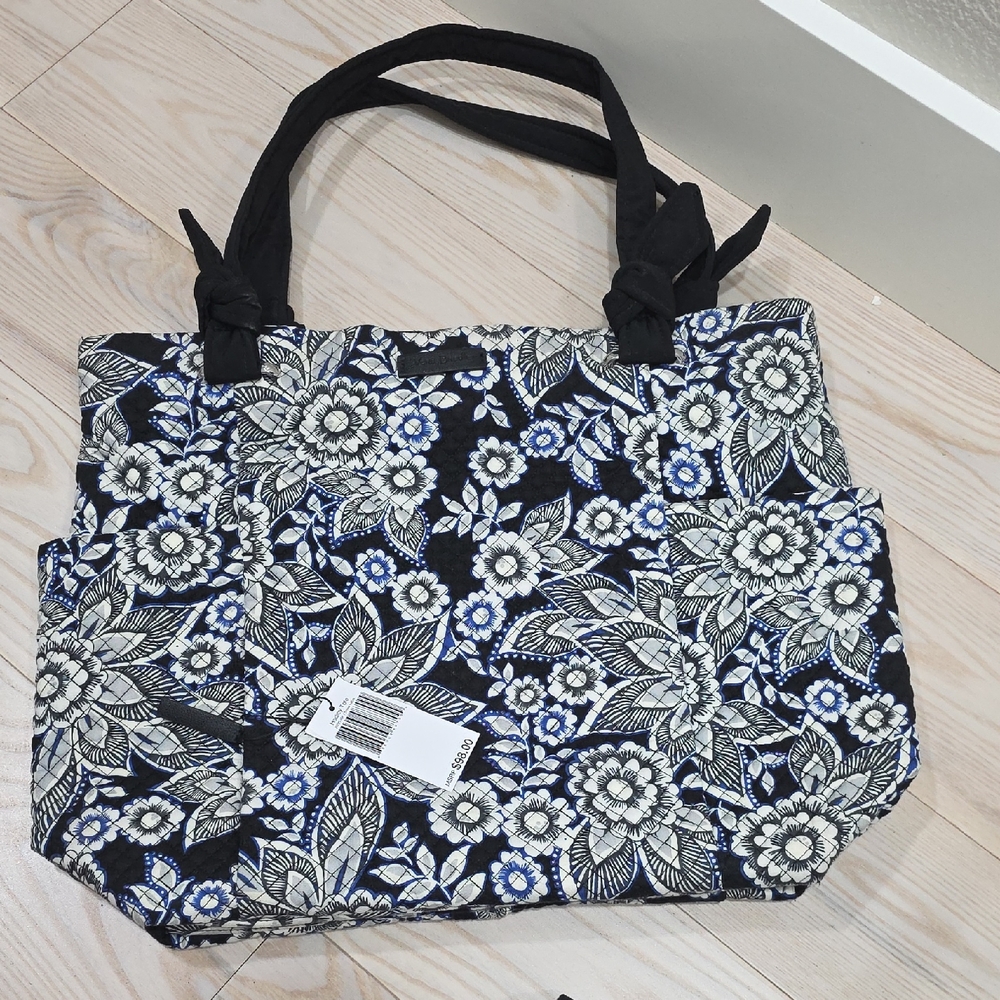 Vera Bradley The Hadley Tote Bag In Snow Lotus